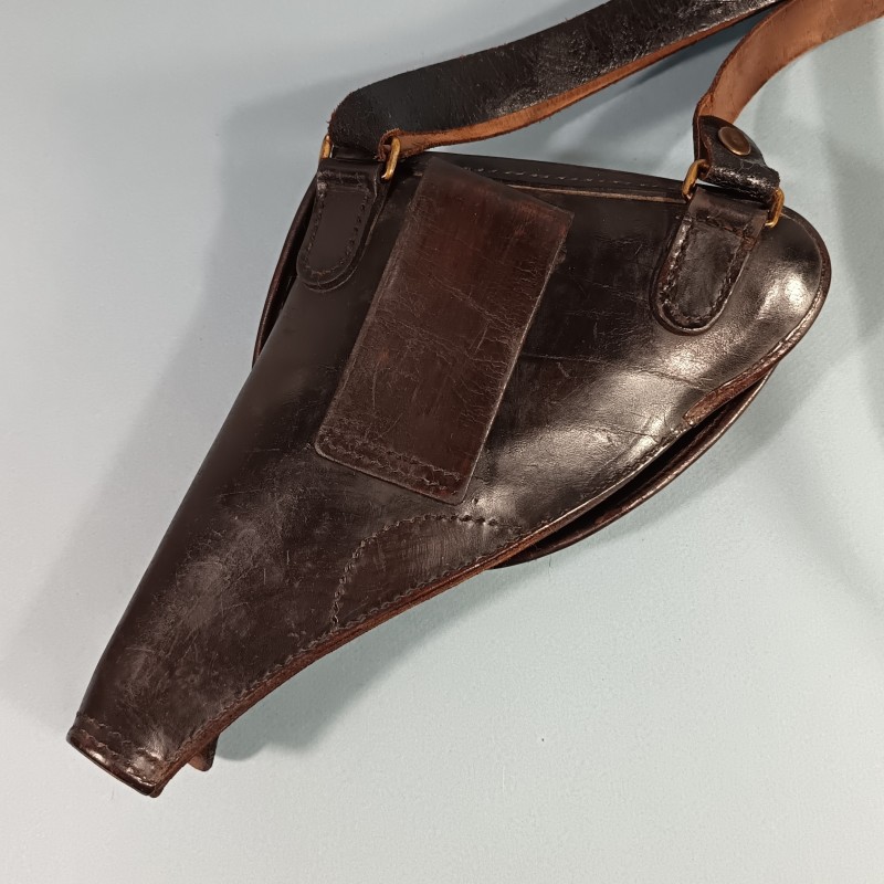 ETUI D'OFFICIER EN CUIR NOIR AVEC SA BRETELLE POUR REVOLVER ST ETIENNE MODELE 1892 ETUI " JAMBON "